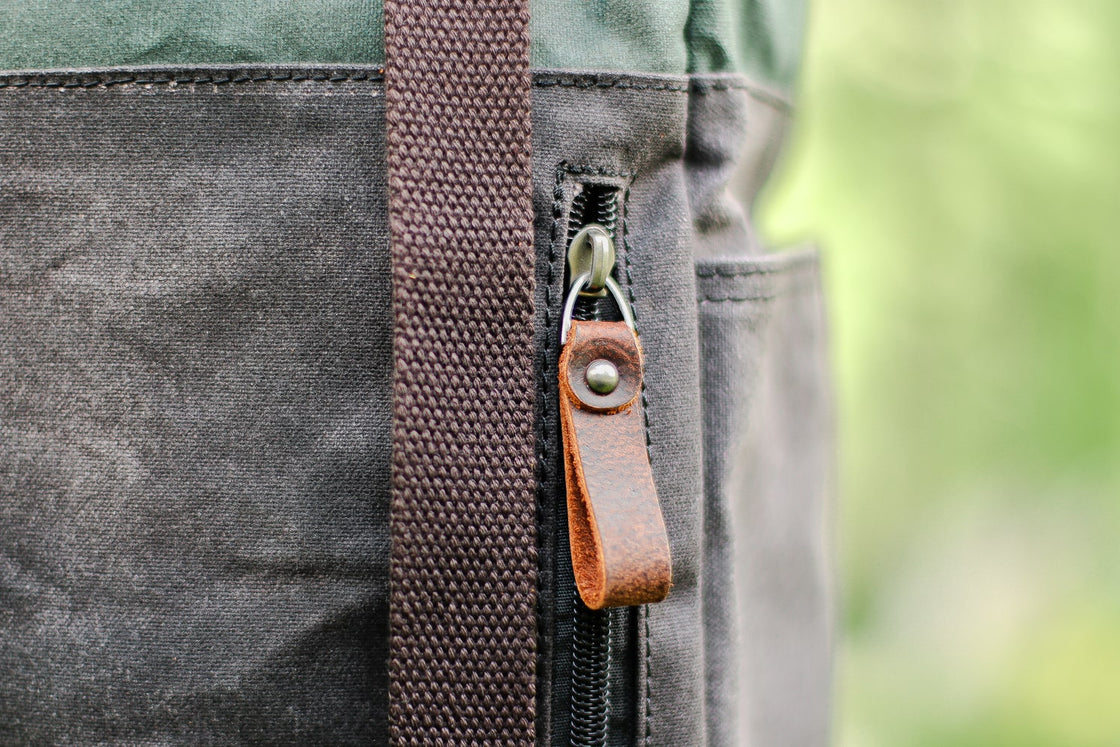 Profil latéral du sac à dos quotidien Dublin kaki montrant la profondeur et le contraste cuir