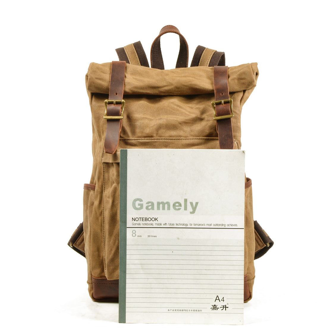 Jersey tan avec un cahier A4 glissé dans la poche frontale, démonstration de la capacité et fermeture roll-top