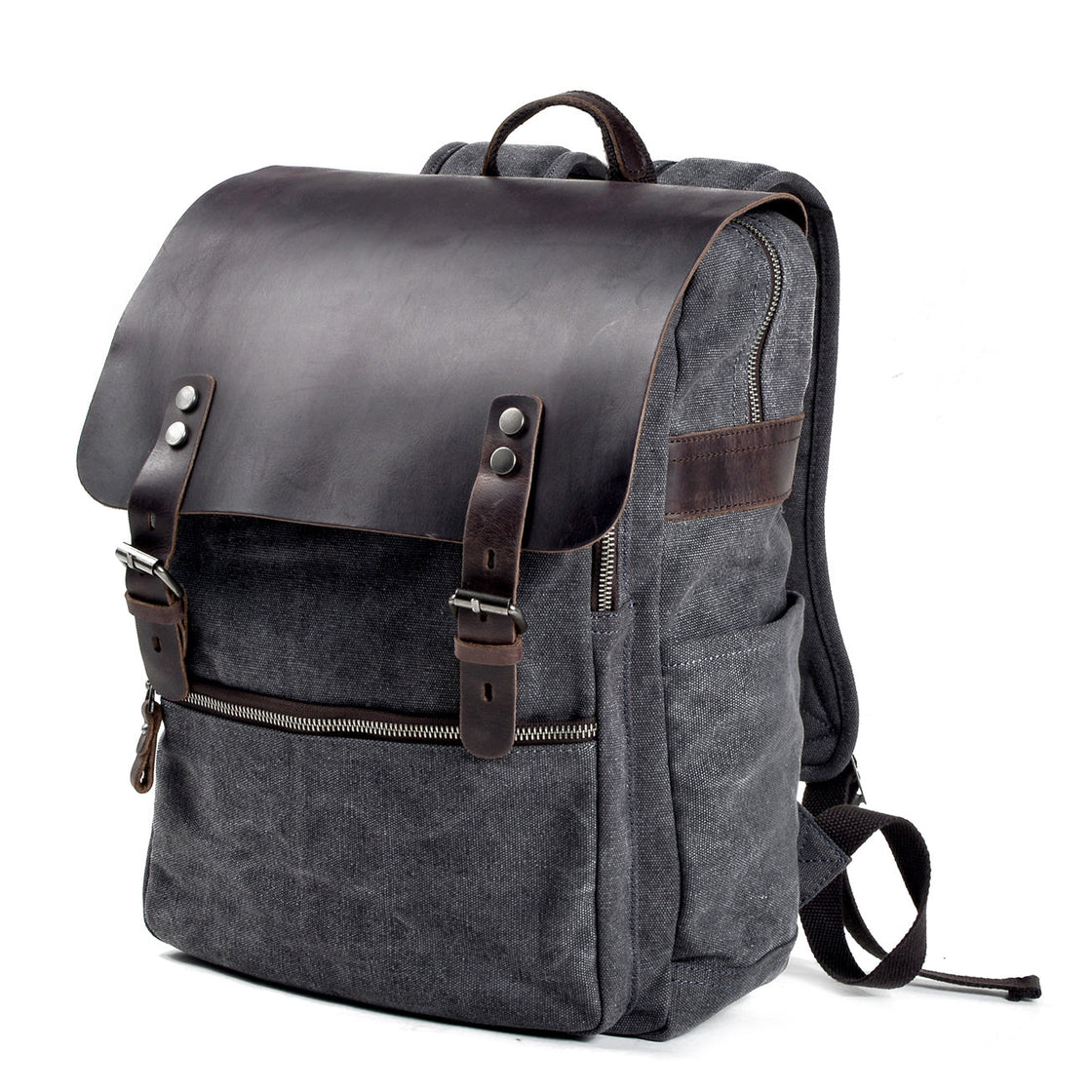 Vue trois-quarts du sac à dos urbain Milan en toile de coton gris foncé sur fond blanc, rabat en cuir marron foncé avec doubles fermetures à sangle, poche zippée avant et poche latérale