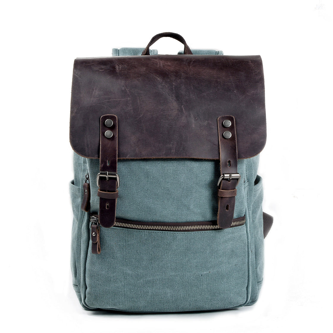 Vue de face du sac à dos urbain Milan en toile de coton bleu clair sur fond blanc, rabat en cuir foncé avec doubles fermetures à sangle et poche zippée avant
