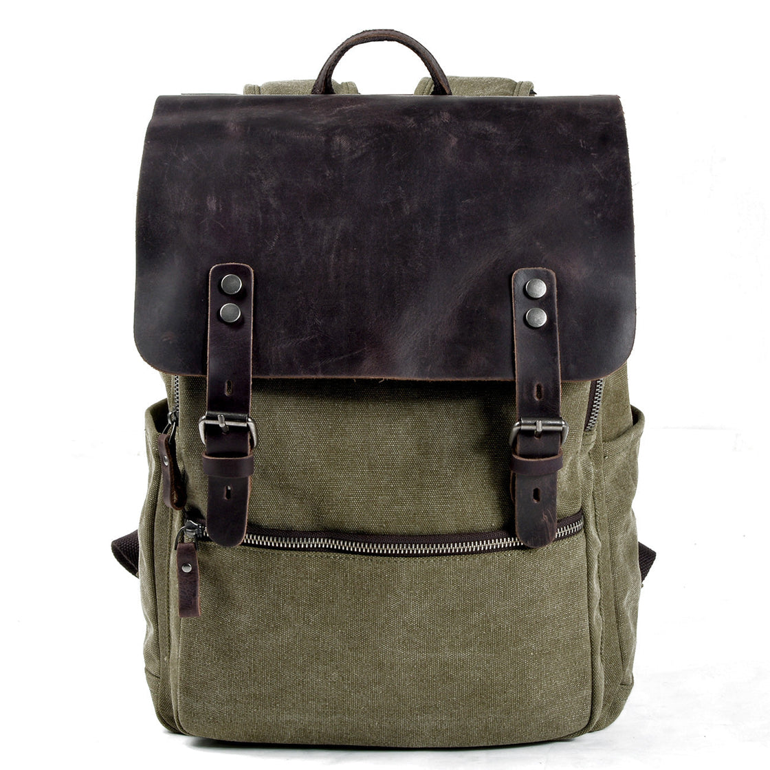 Vue de face du sac à dos en toile Milan vert olive clair sur fond blanc, rabat en cuir foncé et doubles fermetures à sangle avec boucles en laiton vieilli