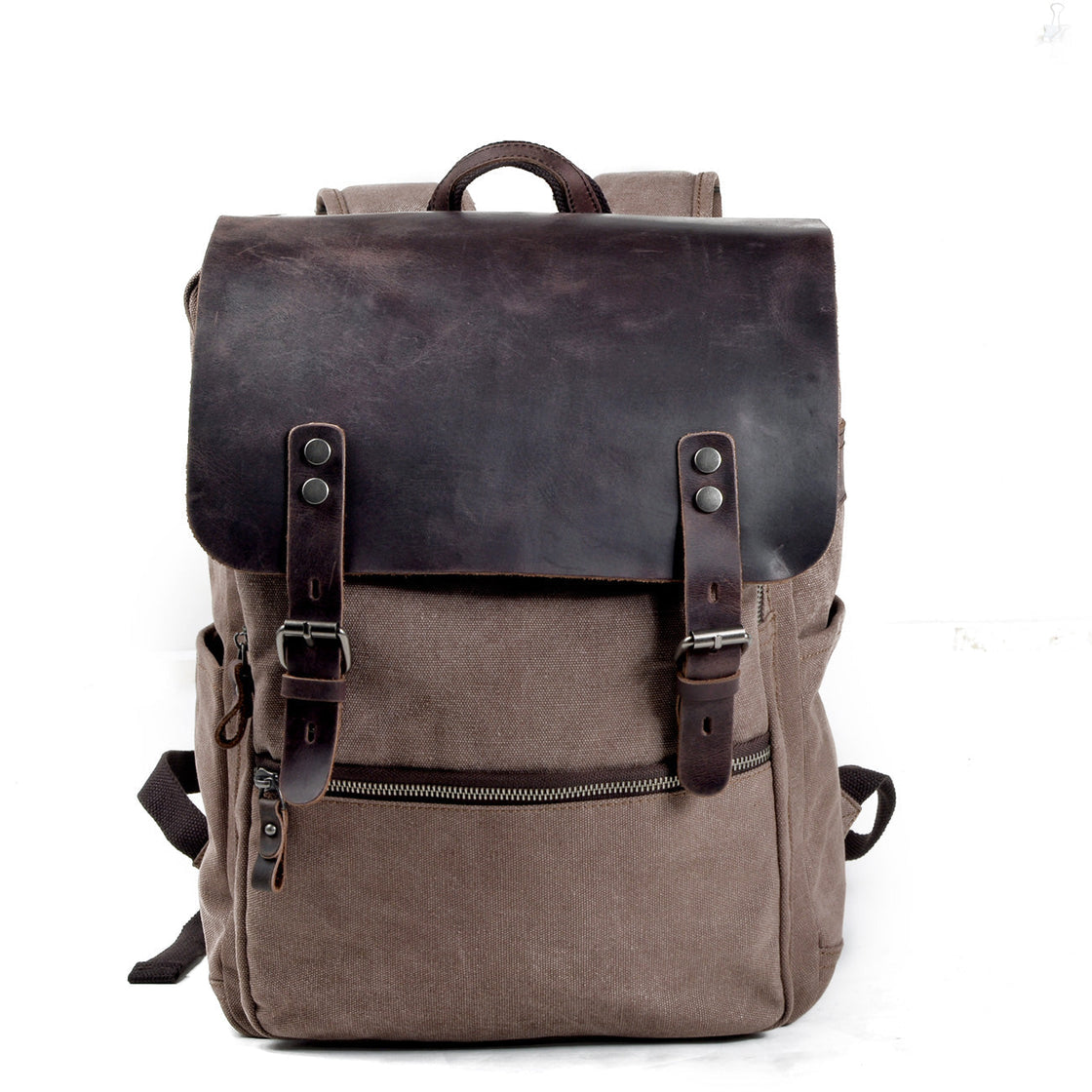 Vue de face du sac à dos coton Milan marron café sur fond blanc, rabat en cuir foncé et doubles fermetures à sangle avec poche latérale cargo