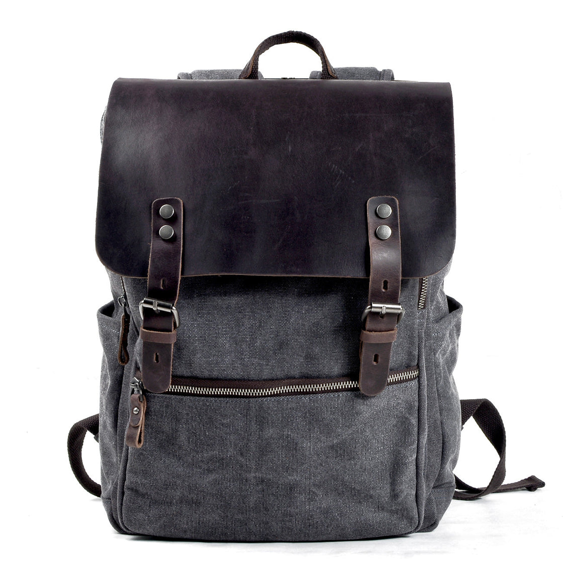 Vue de face du sac à dos urbain Milan gris foncé sur fond blanc, rabat en cuir foncé surdimensionné et doubles fermetures à sangle en cuir