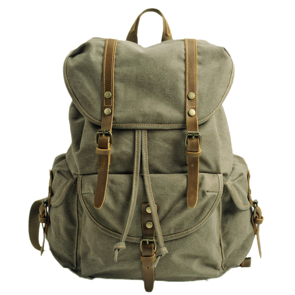 Vue de face du sac à dos militaire Montreal en toile vert armée sur fond blanc, rabat en cuir avec fermeture à cordon coulissant et doubles sangles à boucles en laiton