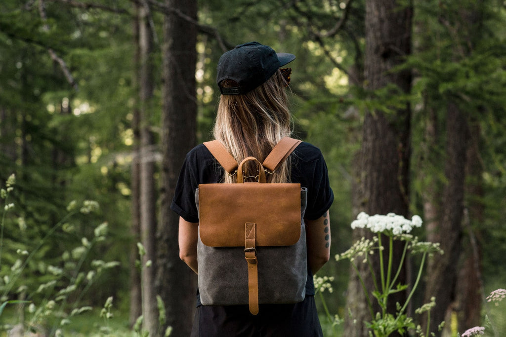 Vue trois-quarts du petit sac à dos femme Nora gris charbon en toile, profondeur fine et sangle en cuir réglable