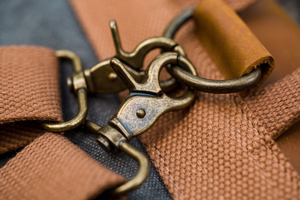 Intérieur ouvert du sac à dos toile femme Nora dévoilant la doublure en polyester foncé et la poche de sécurité zippée