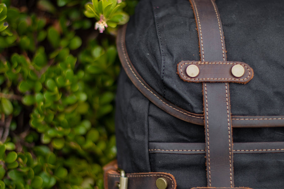 Rostock noir en sac à dos cuir et toile avec sangles cuir pleine fleur et boucles laiton