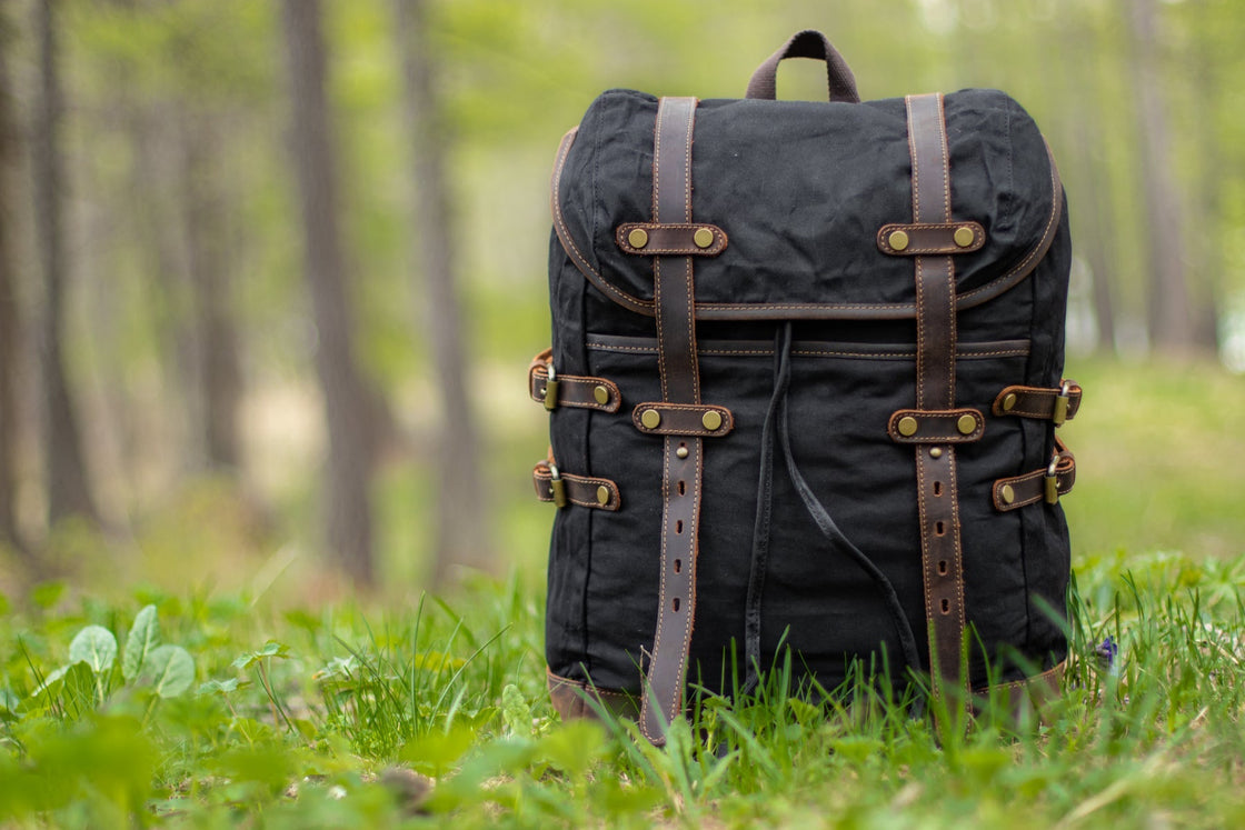 Rostock noir en sac à dos style vintage pour aventures bushcraft avec cuir robuste et boucles laiton