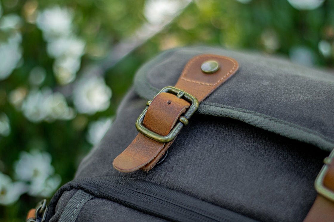 Macro de la boucle laiton antique et sangle cuir crazy horse sur le Vilnius vert kaki