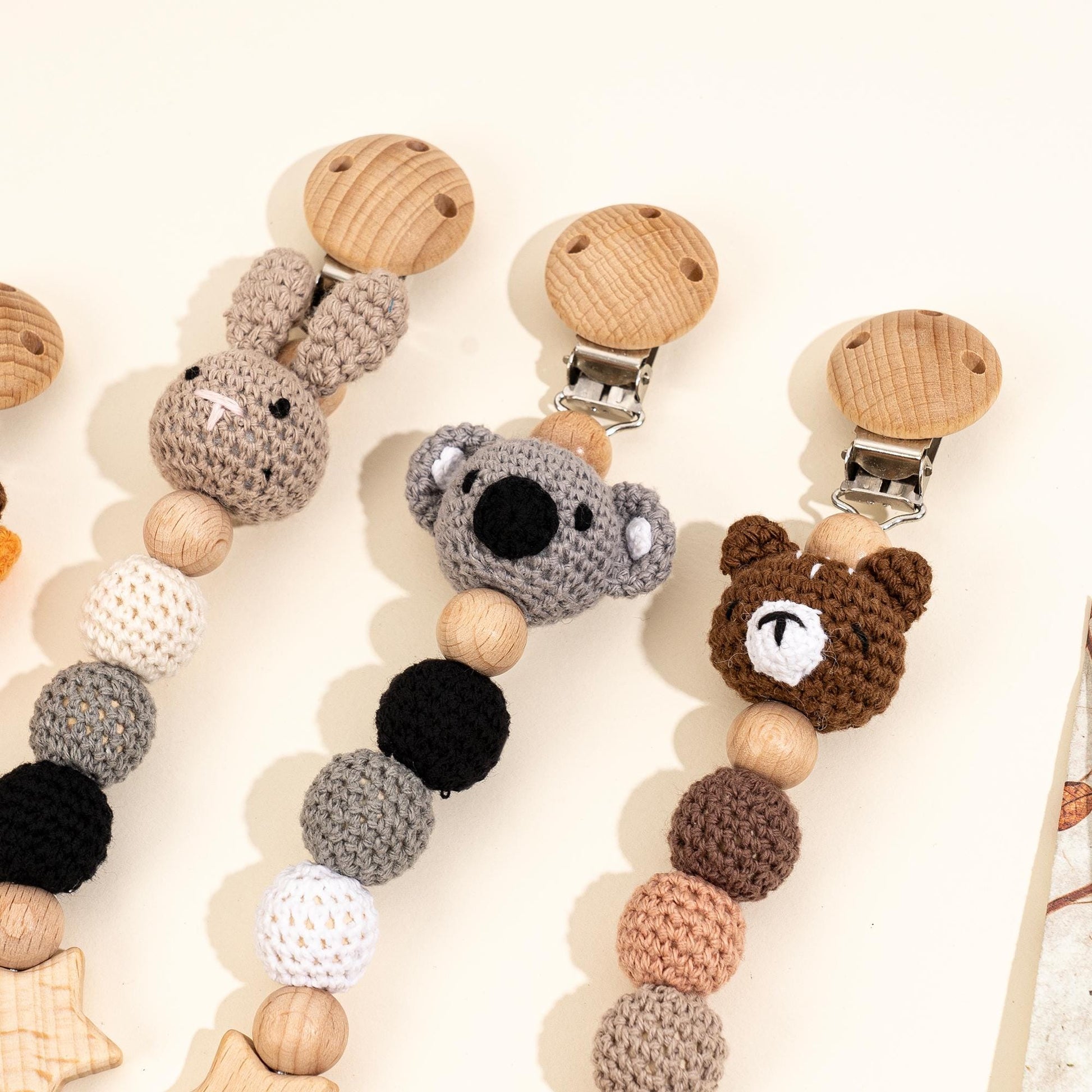 Crochet animal heads bear koala bunny detail on wooden pacifier clips, soft cotton dummy holder for newborn babies